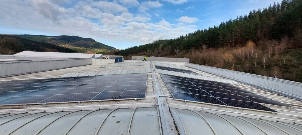 Placas fotovoltaicas en las instalaciones de Arbegui Transportes Especiales, ubicadas en Artea - Bizkaia
