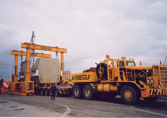Pórtico Hidráulico Autopropulsado de 410 Toneladas Descarga de maquinaria con Pórtico Hidráulico Autopropulsado de 410 Toneladas