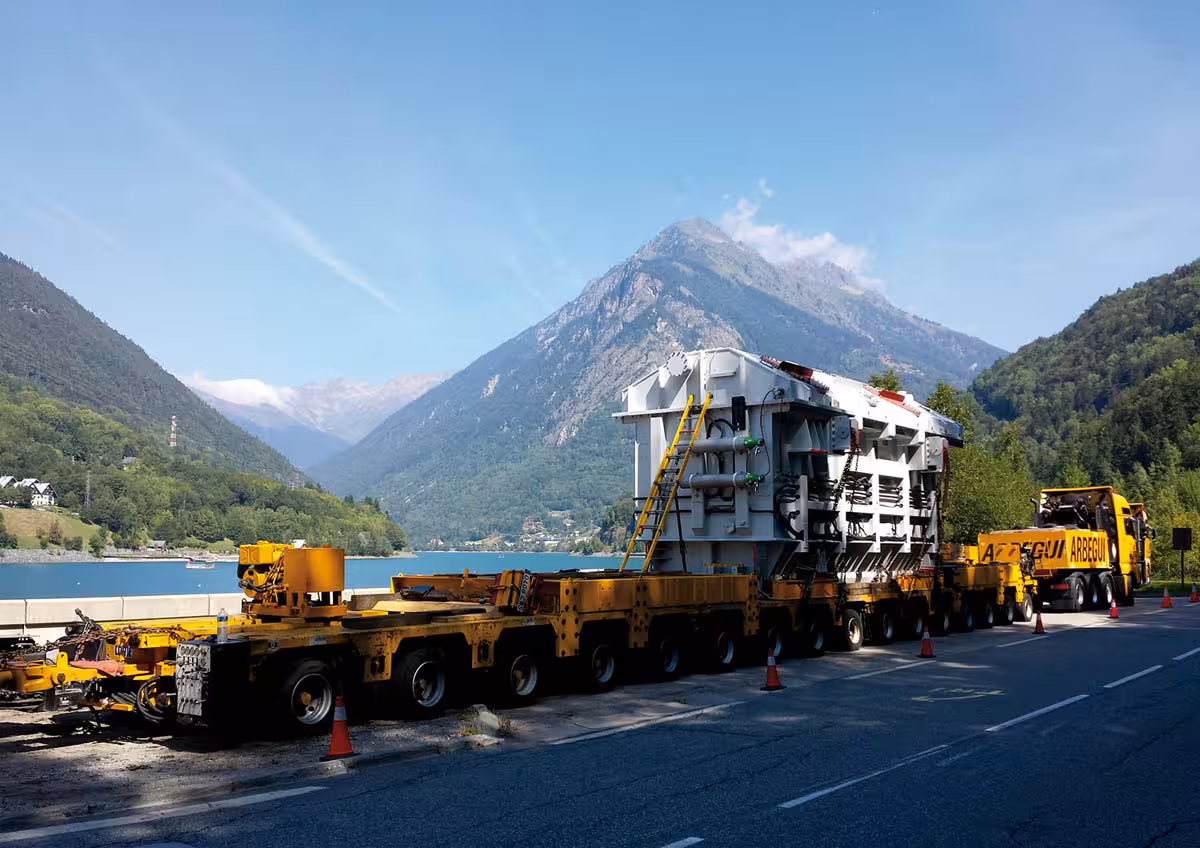 Transport routier spécial d'un transformateur dans les Alpes