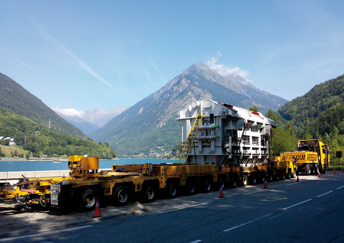 Special road transport in the Alps